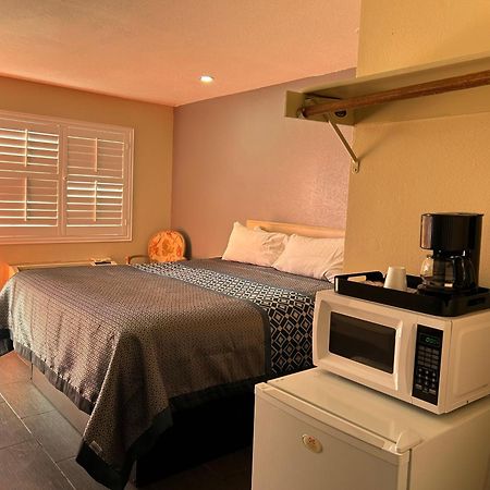 California Inn Hotel And Suites Adelanto Us 395 Exteriör bild