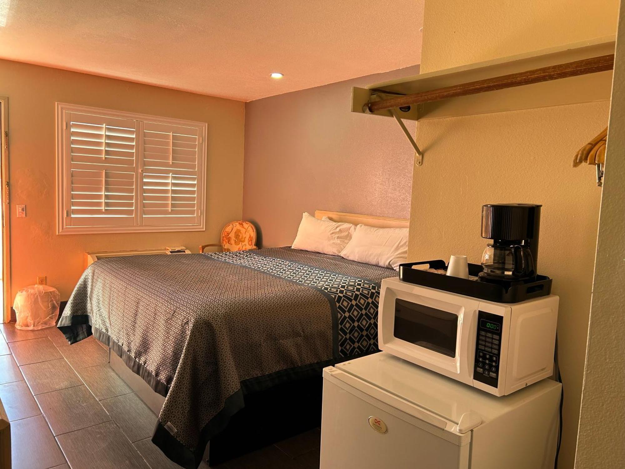 California Inn Hotel And Suites Adelanto Us 395 Exteriör bild