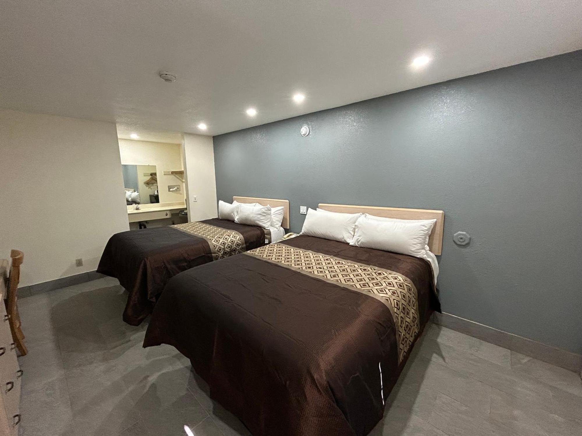California Inn Hotel And Suites Adelanto Us 395 Exteriör bild