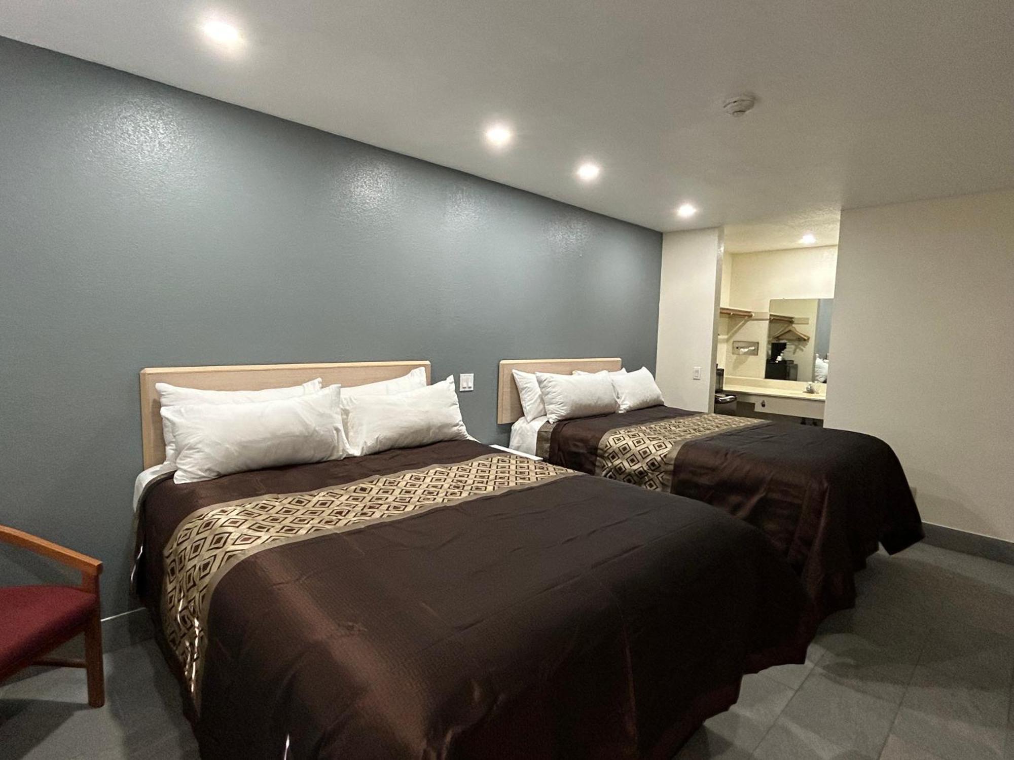 California Inn Hotel And Suites Adelanto Us 395 Exteriör bild