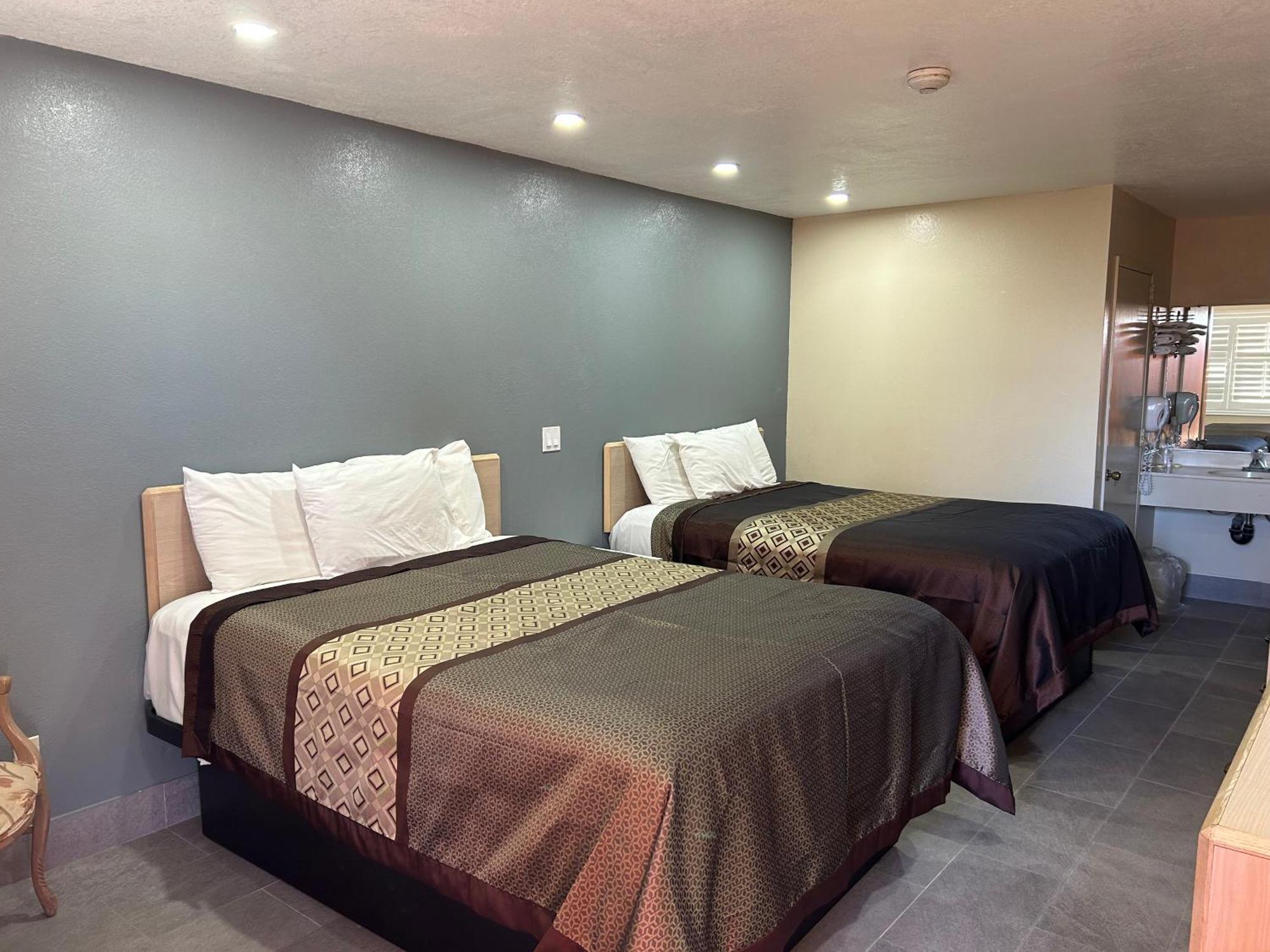 California Inn Hotel And Suites Adelanto Us 395 Exteriör bild